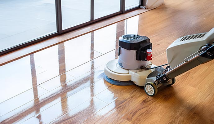 Laminate floor cleaning Using advanced equipment