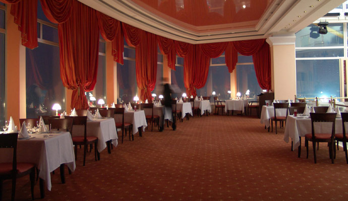 Restaurant dining room with carpeted flooring